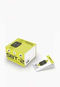 La boîte de la montre connectée Breil SBT-2 est d'un vert vif avec des accents noirs et une illustration claire de l'écran numérique. Elle comprend un manuel plié à côté de la boîte.