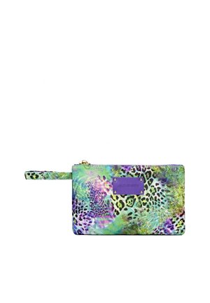 Piccola pochette rettangolare da polso con motivo leopardato multicolore verde, viola e nero e etichetta viola del marchio sul davanti.