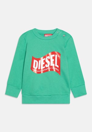 Zielona bluza dla malucha z długim rękawem, zakończona prążkowymi ściągaczami i czerwonym logo "DIESEL For Successful Living" na przodzie.