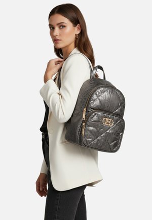 Zaino grigio trapuntato realizzato in materiale testurizzato, con dettagli in oro, tasca frontale con cerniera e manici doppi superiori per il trasporto.