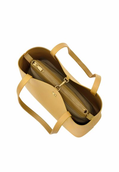 Rjava usnjena tote torba z dvema ročajema, ki vsebuje notranji žep z zadrgo, zavarovan s sponko, prikazana od zgoraj.