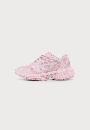 Sneaker sportiva rosa chiaro con tomaia in mesh e materiale sintetico, chiusura con lacci sul davanti e suola spessa e strutturata, vista di lato su sfondo bianco.