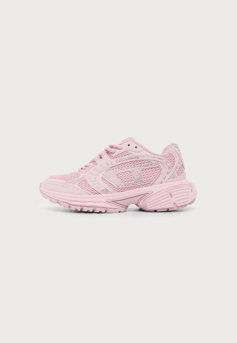 Baskets de sport rose clair avec partie supérieure en mesh et synthétique, fermeture à lacets à l'avant et semelle épaisse texturée, vues de profil sur fond blanc.
