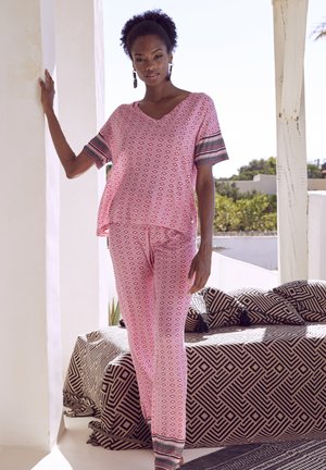 Rosa gemustertes Lounge-Set mit einem lockeren V-Ausschnittoberteil und passender Hose, die über diamantartige Designs und gestreifte Akzente an den Ärmeln und Bündchen verfügt.