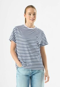 Katoenen T-shirt met marineblauwe en witte horizontale strepen, ronde halslijn, korte mouwen en een klein logo op de linkerborst.