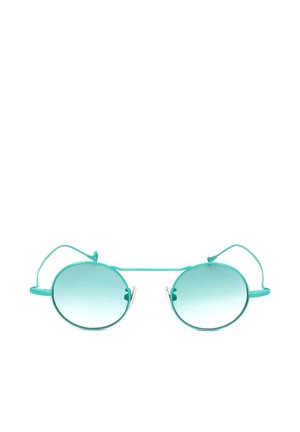 Occhiali da sole rotondi con montatura in metallo turchese e lenti sfumate blu su sfondo bianco.