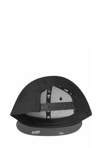 Casquette noire avec une visière grise, design en tissu robuste, fermeture à pression réglable et motifs en étiquette tissée à l'intérieur.