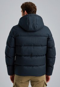 Námornícky prešívaný kabát s kapucňou, s hladkým povrchom a logom na ramene.