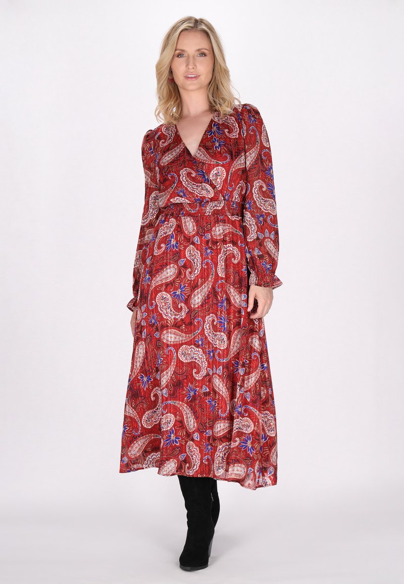 Langes rotes Kleid aus leichtem Stoff, mit einem Paisleymuster in Weiß und Blau, langen Ärmeln und einem V-Ausschnitt.