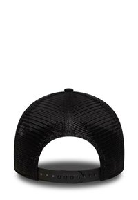 Schwarze Netzmütze mit strukturiertem Design, gebogenem Schirm, verstellbarem Snapback-Verschluss und strukturiertem Stoffmuster auf der Oberfläche.