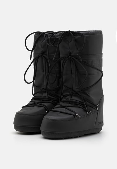Schwarze, wasserdichte Schneestiefel mit einem hohen, gepolsterten Schaft, ausgestattet mit elastischen Schnürsenkeln und Metallbeschlägen sowie einer strukturierten Gummisohle für guten Halt.