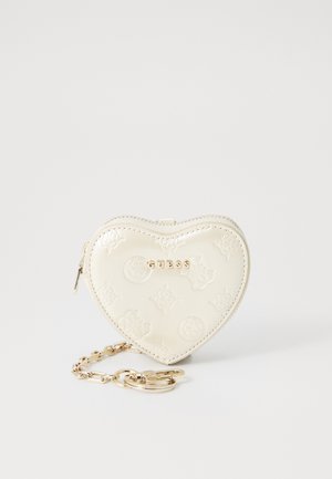 Herzförmiges Münzportemonnaie aus cremefarbenem Leder mit eingeprägten Mustern, goldenem „GUESS“-Logo, Reißverschluss und angebrachtem goldfarbenem Schlüsselanhänger.