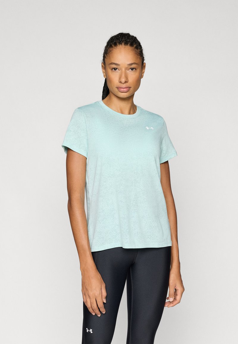 Ανοιχτό μπλε αθλητικό μπλουζάκι με διακριτική υφή, κοντά μανίκια, στρογγυλή λαιμόκοψη και λευκό λογότυπο στο στήθος.