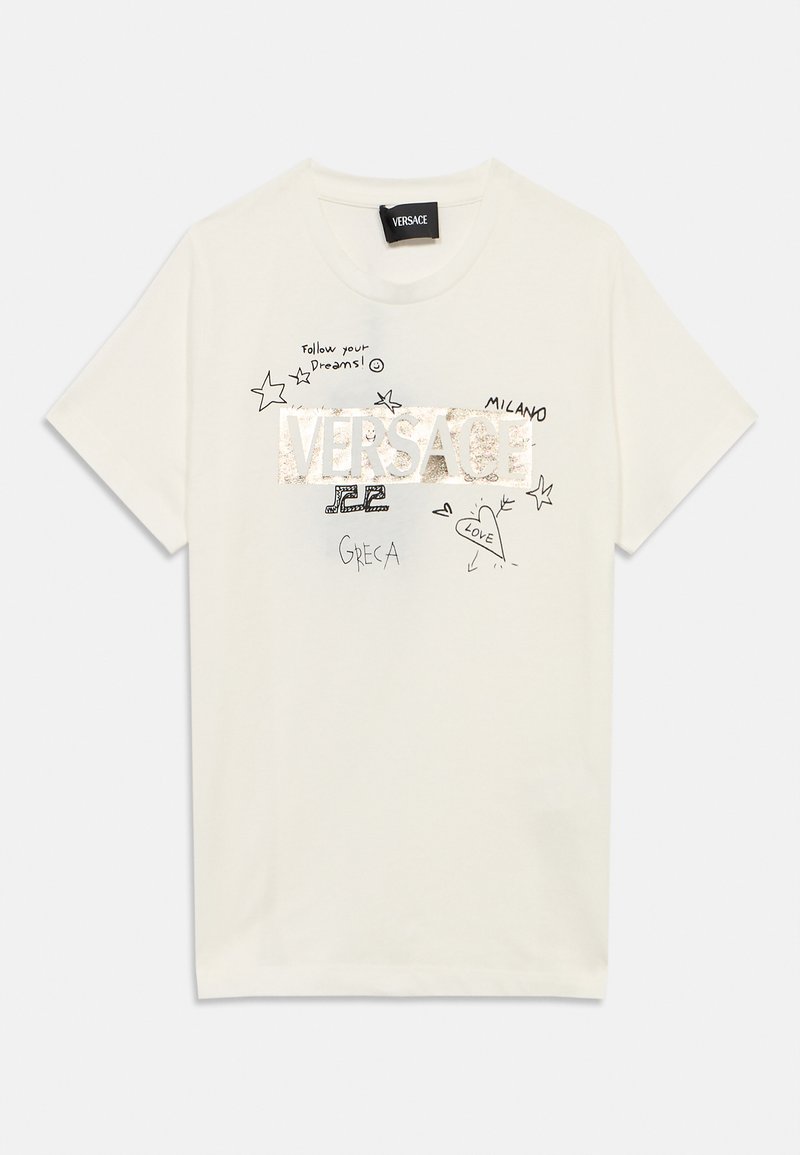 Άσπρο βαμβακερό t-shirt με ανάμεικτα σχέδια που περιλαμβάνουν μαύρα αστέρια και κείμενο, τονισμένο με ασημένιο αντανακλαστικό λογότυπο και ζωγραφιές.