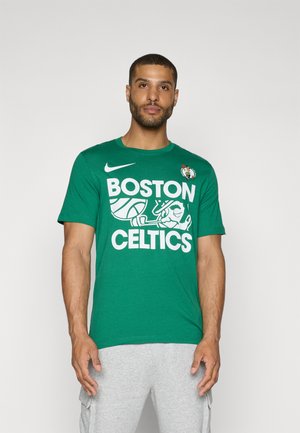Zaļš kokvilnas T-krekls ar izteiktu balto tekstu "BOSTON CELTICS" un komandas logo. Apaļš kakls, īsas piedurknes, standarta piegriezums. Gluda tekstūra.