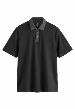 Crna polo majica s kratkim rukavima, teksturiran sivi karirani ovratnik, plauk s dva gumba i suptilno kontrastno šivanje.