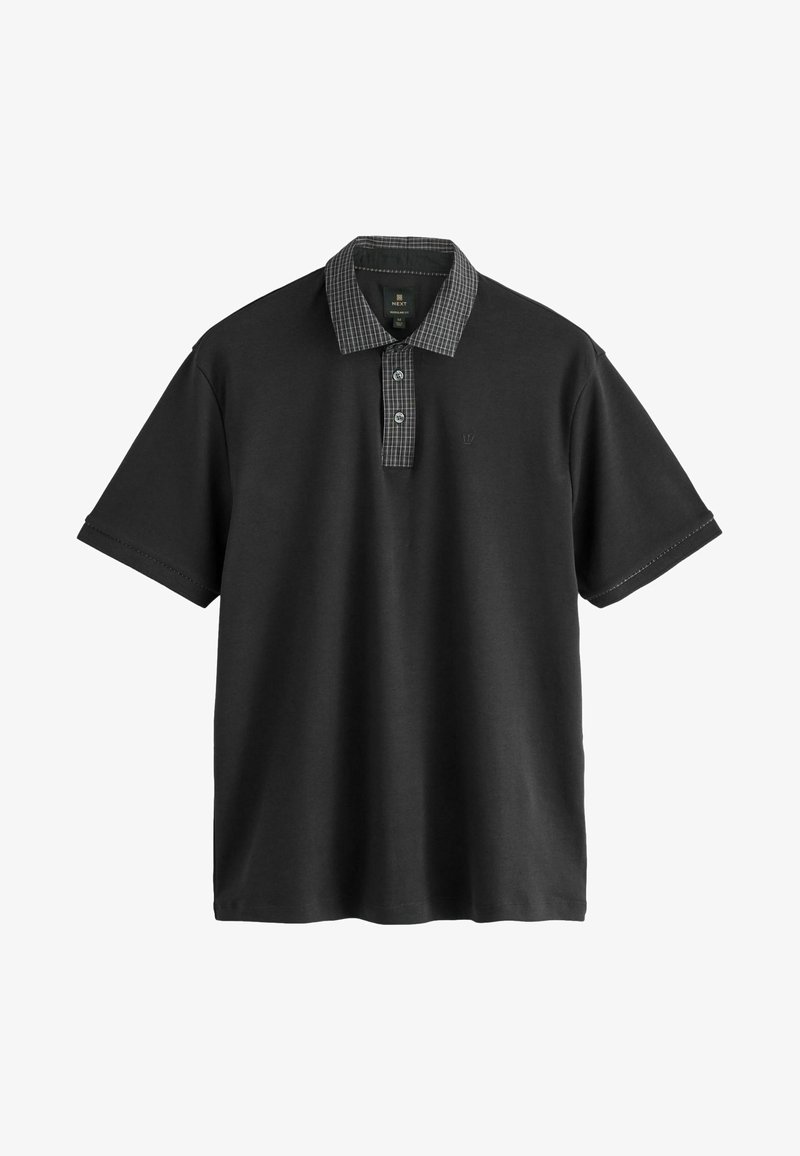 Crna polo majica s kratkim rukavima, teksturiran sivi karirani ovratnik, plauk s dva gumba i suptilno kontrastno šivanje.