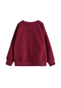 Felpa lunga bordeaux a maniche lunghe con polsini, scollatura e orlo a costine, mostrata da dietro su uno sfondo bianco.