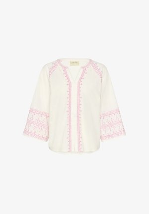 Biela blúzka s dômyselnou ružovou výšivkou pozdĺž výstrihu a rukávov. Dizajn obsahuje geometrické vzory a zapínanie na gombíky vpredu.
