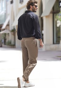 john devin JOGGER - Tracksuit bottoms - hellbraun