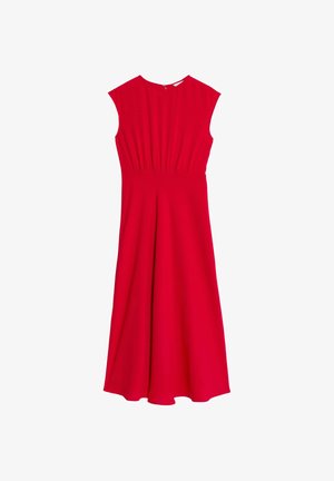 Červené bezrukávové šaty s kulatým výstřihem, nabíranými sklady v pase a volnou sukní ve tvaru A, vyrobené z lehkého materiálu.