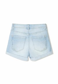 Ljust blå denimshorts med uppvikta fållar, bakfickor, bälteslingor och synlig söm, visade bakifrån på en vit bakgrund.