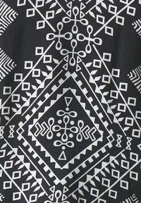 Svart tekstil med intrikate hvite geometriske mønstre, inkludert diamanter, linjer og bladdekor, med en myk tekstur og jevn design.