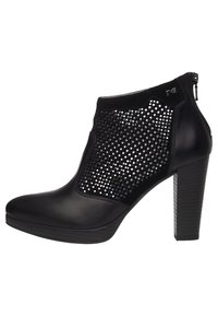 Czarne botki za kostkę wykonane z połączenia gładkiej skóry i perforowanej siateczki. Posiadają klinowy obcas oraz zamek błyskawiczny po zewnętrznej stronie.