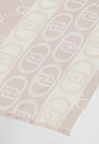 Écharpe tissée en rose doux et crème avec un motif de logo répétitif. Finition texturée avec des bords frangés. Forme rectangulaire.