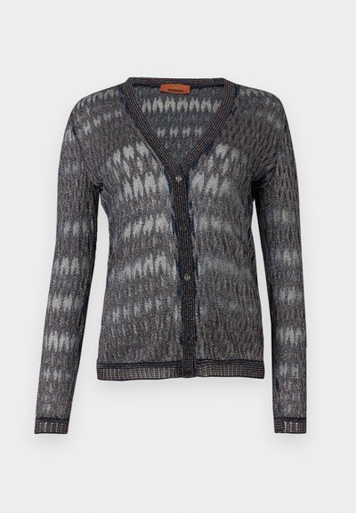 Sötétkék kötött kardigán szőtt mintával. V-nyakkivágással, hosszú ujjal és öt gombos záródással. Puha, texturált anyag.