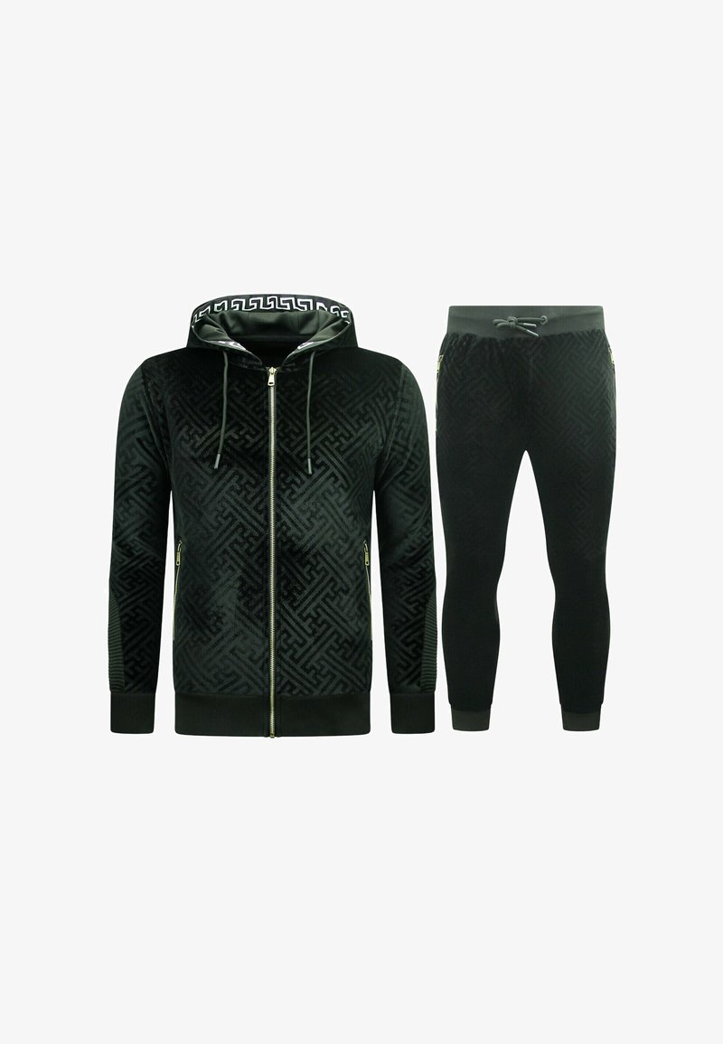 Zwart fluwelen trainingspak met een rits-hybride hoodie met een geometrisch patroon en gouden hardware, gecombineerd met tapse broekspijpen met elastische boorden.