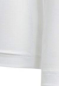 Wit shirt met korte mouwen van een gladde textuur. Heeft vlakke naden en een gebogen zoom, wat de gestroomlijnde uitstraling benadrukt.
