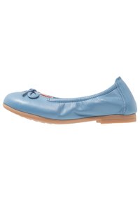 Helles blaues Leder-Ballettschuhe mit einer abgerundeten Spitze, elastischem Kragen und einer kleinen Schleifenakzent vorne. Flache Gummisohle.