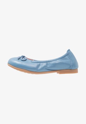 Jasnoniebieskie baletki z skóry z okrągłym noskiem, elastycznym kołnierzem i małą kokardką z przodu. Płaska gumowa podeszwa.