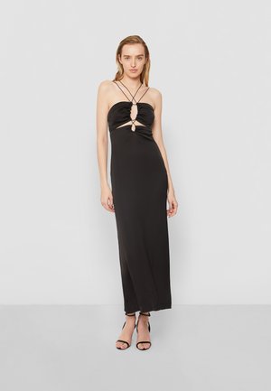 Robe maxi en satin noir avec un corsage ajusté, un ruché au niveau de la poitrine, de multiples fines bretelles et un détail de découpe central.