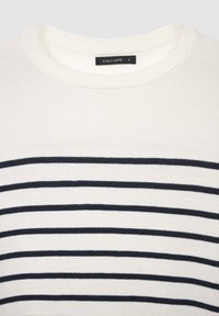 Maglione bianco lavorato a maglia con strisce orizzontali blu navy, caratterizzato da scollo rotondo e dettagli a coste. L'etichetta riporta "CALLIOPE" con la taglia "S".