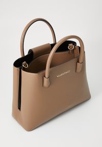 Borsa in pelle color cuoio con doppio manico arrotondato, logo dorato "VALENTINO", forma strutturata, interno nero e dettagli di cucitura delicati.