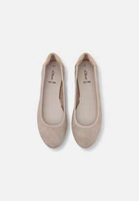 Ballerines beiges en mousse douce avec une finition lisse. Bout arrondi, côtés bas et accents texturés. Taille 37 indiquée.
