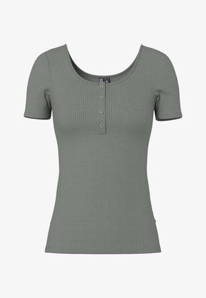 Haut vert à manches courtes côtelé avec un col dégagé et une patte de boutonnage à trois boutons. Texture douce et coupe ajustée ; détail de côtelure horizontale subtile.