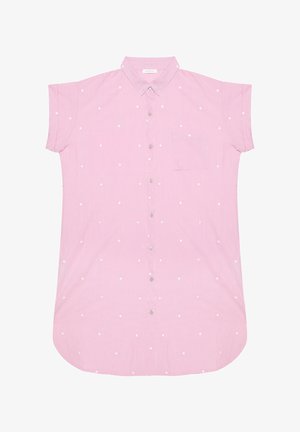 Roze shirt met korte mouwen en knoopsluiting, voorzien van witte stippen, een borstzak en een gebogen onderkant. Lichtgewicht stoffen textuur.