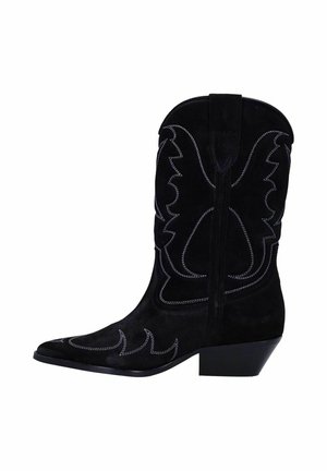 Zwarte suède cowboylaars met een spits toelopende neus, decoratieve witte stiksels, een hoekige hak en gebogen ontwerpaccenten. Soepele textuur overal.