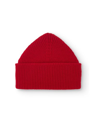 Czerwona dziana czapka beanie z trójkątnym wierzchem i prążkowanym mankietem. Materiał wydaje się być miękki i elastyczny, w jednolitym kolorze, bez wzorów.