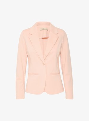 Világos rózsaszín blézer, amely rugalmas anyagból készült, az elfordított gallér, egysoros gombolás és két elülső, fedett zseb jellemzi.