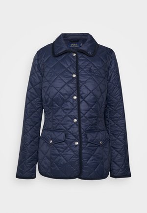 Granatowa pikowana kurtka z srebrnymi zatrzaskami, dwoma przednimi kieszeniami z patkami oraz kołnierzem, z haftem Polo Ralph Lauren na piersi.