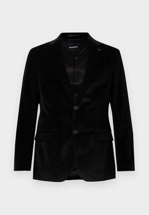 Juodas aksominis bleizeris su išpjautomis apykaklėmis, dviem mygtukais, kišenėmis su užklotais dangteliais ir krūtine, matomas priekyje ant balto fono.