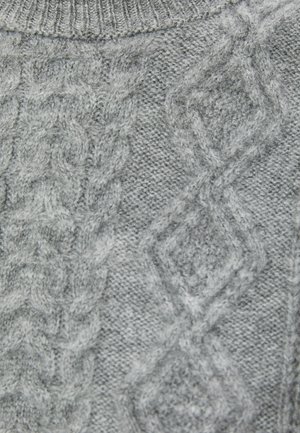 Grijze gebreide trui met een kabelbreipatroon en diamantvormen met verschillende texturen. Ronde halslijn en zachte, dikke stof.