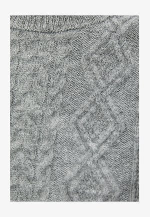 Grijze gebreide trui met een kabelbreipatroon en diamantvormen met verschillende texturen. Ronde halslijn en zachte, dikke stof.