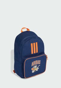 Tamnoplavi ruksak s narančastim detaljima, s tri okomite pruge i ilustracijom Mickey Mousea s košarkaškom loptom na prednjem džepu.