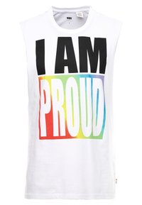 T-shirt blanc sans manches avec un texte noir audacieux "I AM PROUD" sur un fond dégradé coloré en rouge, jaune, vert et bleu.