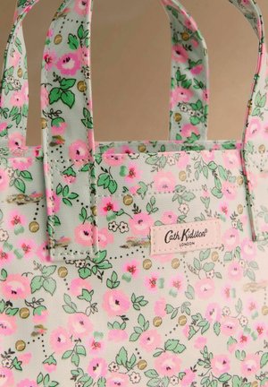 Tote taske med lys blå baggrund, pink og hvidt blomster mønster, grønne blade og en beige Cath Kidston London mærkat i midten.